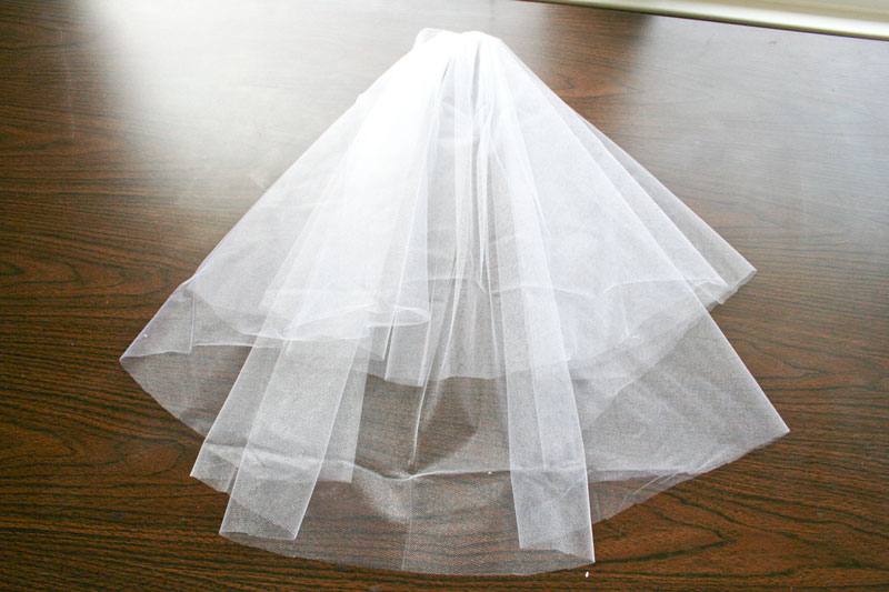 https://www.chicaandjo.com/wp-content/uploads/2008/04/make_your_own_wedding_veil_8.jpg