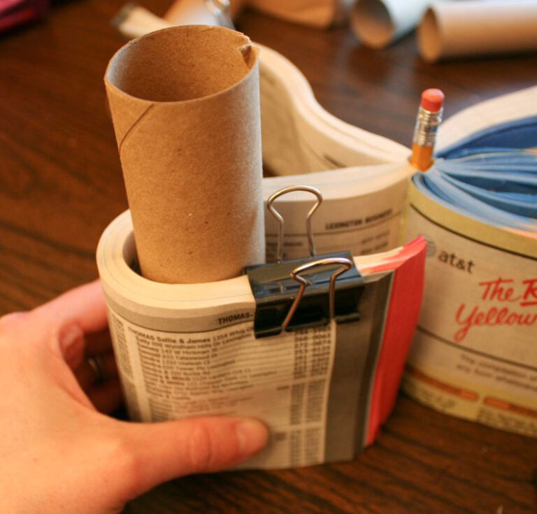 Recycle a phone book into a pen organizer | Chica and Jo