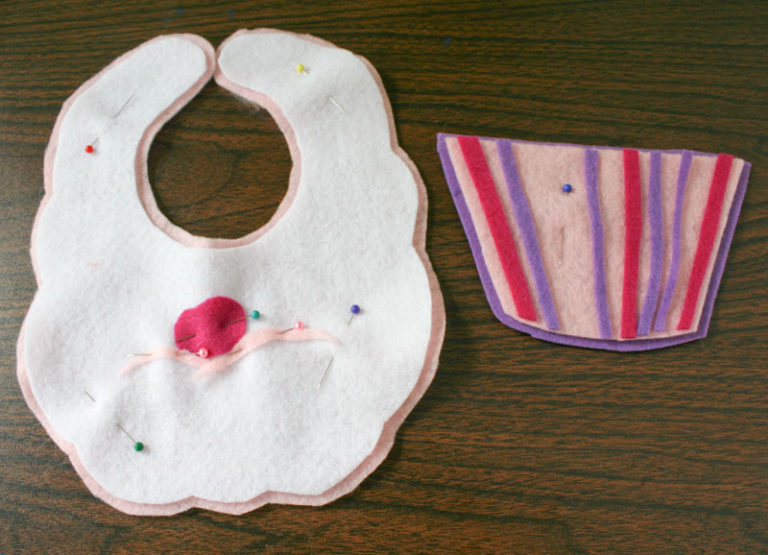 No-sew Cupcake Baby Bib Pattern | Chica and Jo