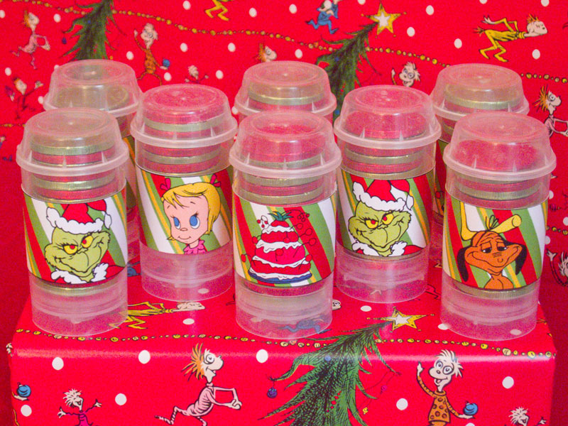 Festive Grinch-themed water bottle labels to spread holiday cheer!