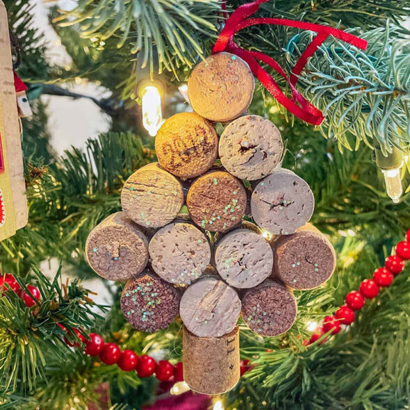 wine cork christmas crafts - tree-shaped ornament