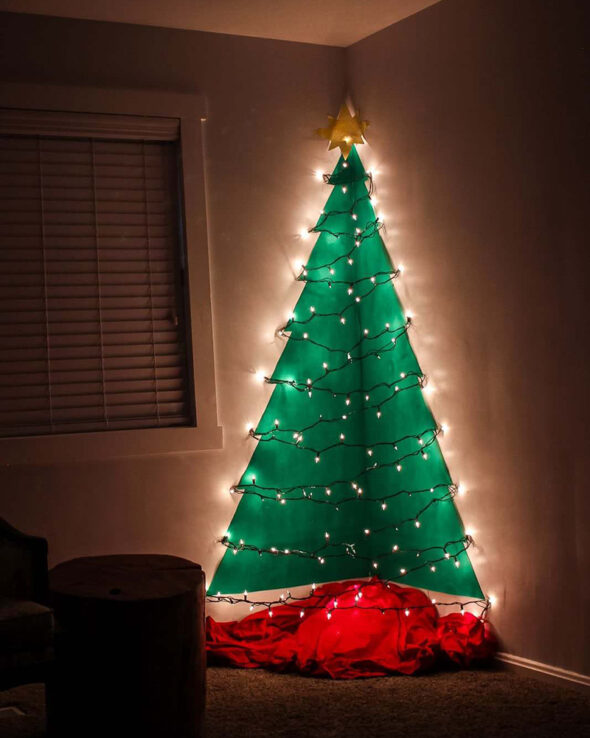 diy Christmas tree on wall